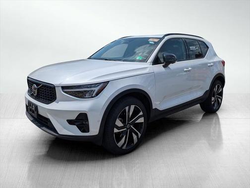 2024 Volvo XC40 B5 Plus Dark Theme