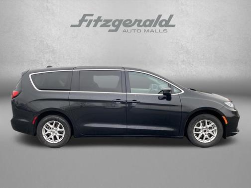 Brilliant Black Crystal Pearlcoat 2023 Chrysler Pacifica Touring L