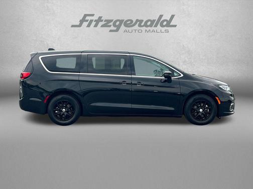Brilliant Black Crystal Pearlcoat 2023 Chrysler Pacifica Touring L