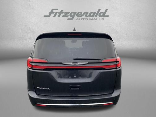 Brilliant Black Crystal Pearlcoat 2023 Chrysler Pacifica Touring L