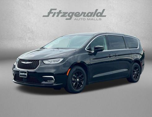 Brilliant Black Crystal Pearlcoat 2023 Chrysler Pacifica Touring L