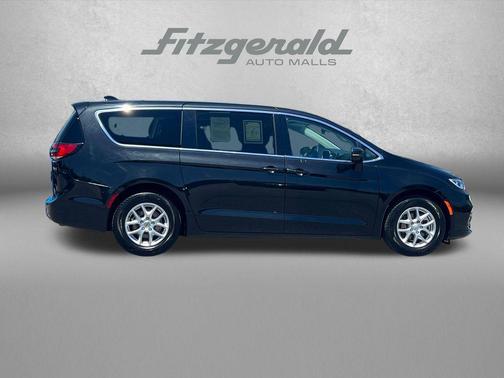 Brilliant Black Crystal Pearlcoat 2023 Chrysler Pacifica Touring L