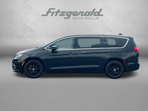 Brilliant Black Crystal Pearlcoat 2023 Chrysler Pacifica Touring L