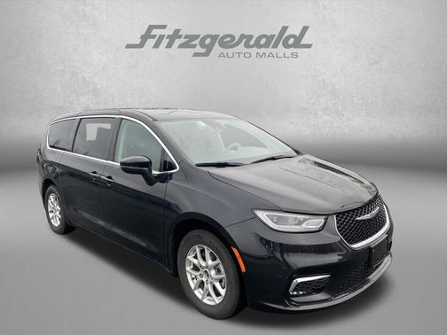Brilliant Black Crystal Pearlcoat 2023 Chrysler Pacifica Touring L