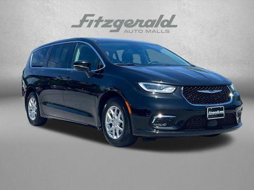 Brilliant Black Crystal Pearlcoat 2023 Chrysler Pacifica Touring L
