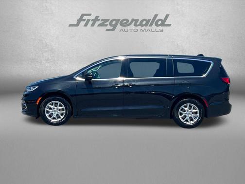 Brilliant Black Crystal Pearlcoat 2023 Chrysler Pacifica Touring L