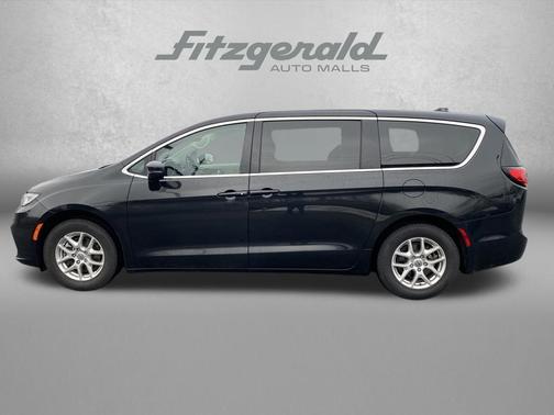 Brilliant Black Crystal Pearlcoat 2023 Chrysler Pacifica Touring L