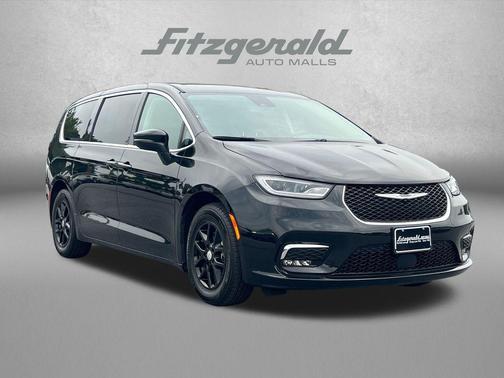 Brilliant Black Crystal Pearlcoat 2023 Chrysler Pacifica Touring L