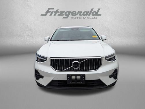 2023 Volvo XC40 B4 Plus Bright Theme