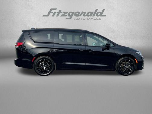 Diamond Black Crystal Pearlcoat 2025 Chrysler Pacifica Limited