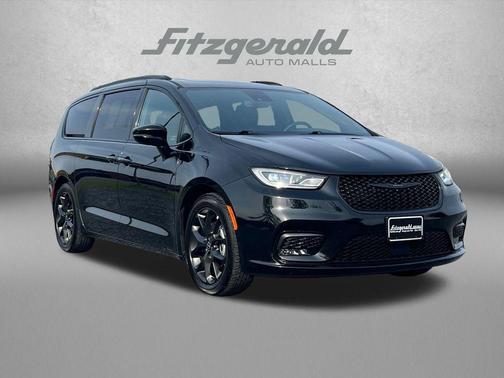Diamond Black Crystal Pearlcoat 2025 Chrysler Pacifica Limited