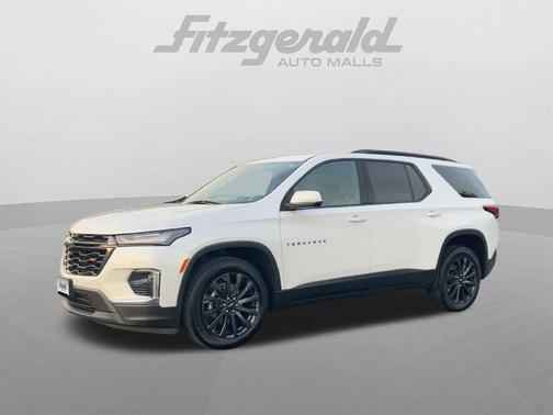 Iridescent Pearl Tricoat 2023 Chevrolet Traverse RS