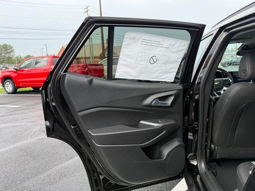 Mosaic Black Metallic 2026 Chevrolet Trax LT
