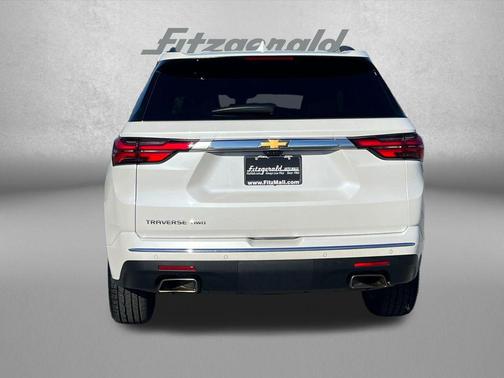 Iridescent Pearl Tricoat 2022 Chevrolet Traverse High Country