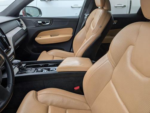 Gray Metallic 2019 Volvo XC60 T5 Inscription