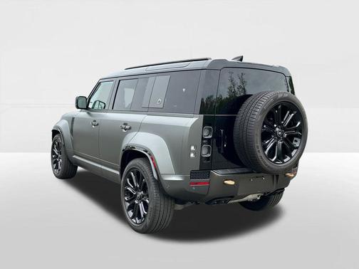 Faroe Green Premium Metallic 2025 Land Rover Defender 110 V8