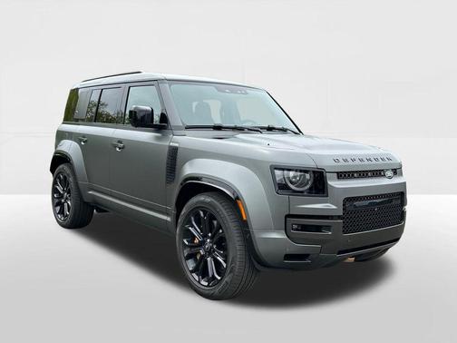 Faroe Green Premium Metallic 2025 Land Rover Defender 110 V8