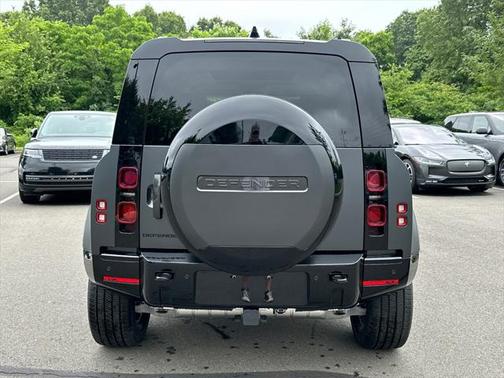 2025 Land Rover Defender 110 P400 X-Dynamic SE