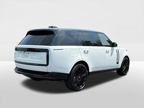 2025 Land Rover Range Rover P400 SE 7 Seat