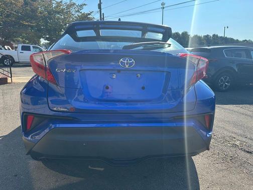 2022 Toyota C-HR XLE