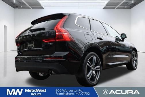 Onyx Black Metallic 2021 Volvo XC60 T5 Momentum