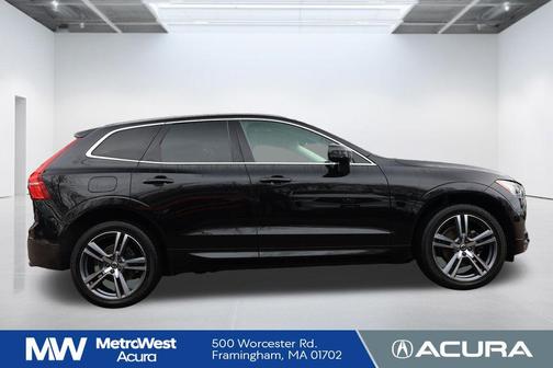 Onyx Black Metallic 2021 Volvo XC60 T5 Momentum