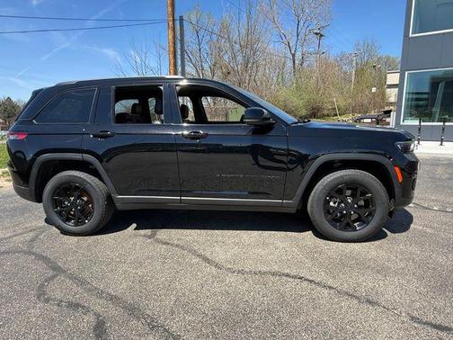 Diamond Black Crystal Pearlcoat 2025 Jeep Grand Cherokee Altitude