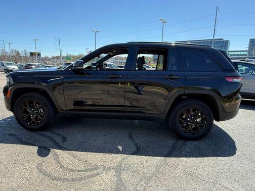 Diamond Black Crystal Pearlcoat 2025 Jeep Grand Cherokee Altitude
