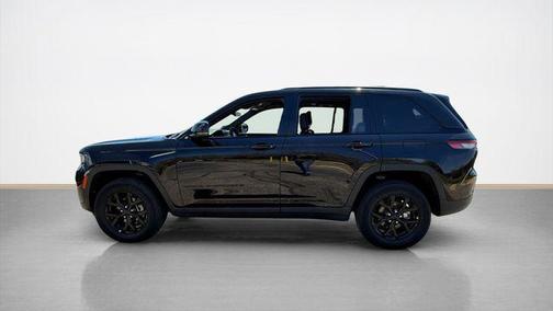 Diamond Black Crystal Pearlcoat 2025 Jeep Grand Cherokee Altitude