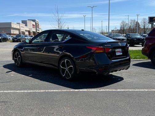 Super Black Clearcoat 2023 Nissan Altima SR FWD