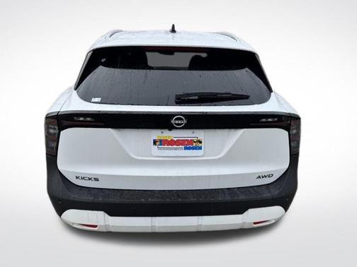 Aspen White Tricoat 2026 Nissan Kicks SV