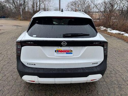 Aspen White Tricoat 2026 Nissan Kicks SV