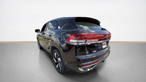 Deep Black Pearl 2025 Volkswagen Atlas Cross Sport 2.0T SE w/Technology 4MOTION
