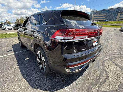 Deep Black Pearl 2025 Volkswagen Atlas Cross Sport 2.0T SE w/Technology 4MOTION