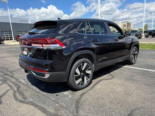 Deep Black Pearl 2025 Volkswagen Atlas Cross Sport 2.0T SE w/Technology 4MOTION