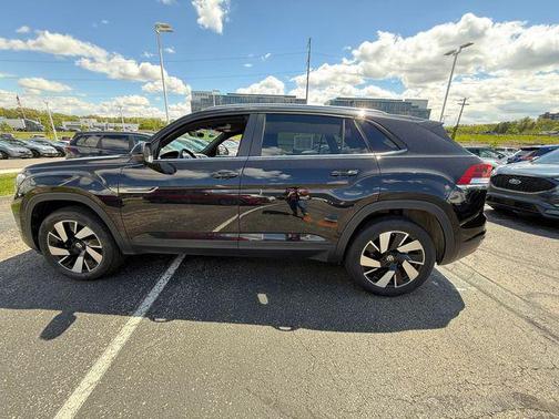 Deep Black Pearl 2025 Volkswagen Atlas Cross Sport 2.0T SE w/Technology 4MOTION
