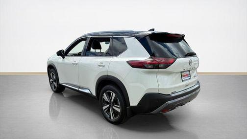 Pearl White Tricoat/Super Black 2023 Nissan Rogue SL