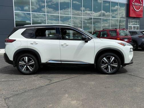 Pearl White Tricoat/Super Black 2023 Nissan Rogue SL