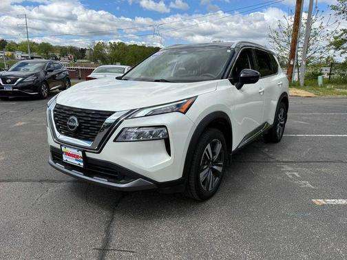 Pearl White Tricoat/Super Black 2023 Nissan Rogue SL