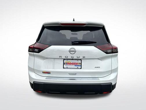 Everest White Pearl Tricoat 2026 Nissan Rogue SV