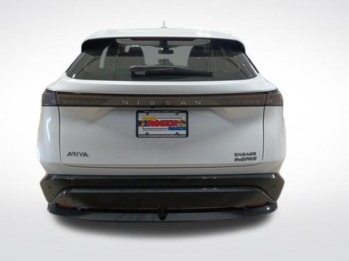 Everest White Pearl Tricoat 2023 Nissan ARIYA ENGAGE