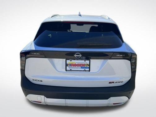 2025 Nissan Kicks SR