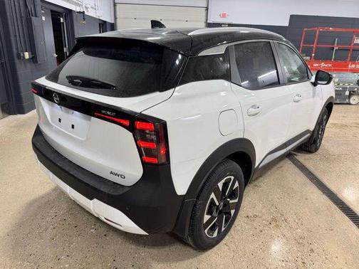 Aspen White Tricoat/Super Black 2026 Nissan Kicks SV