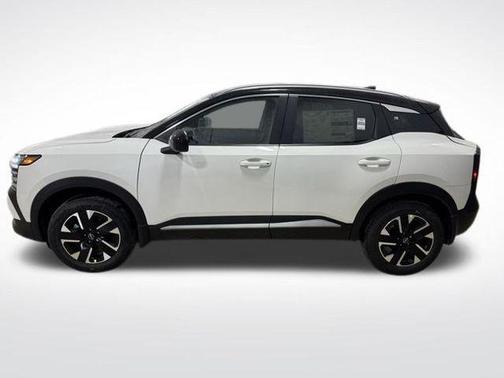 Aspen White Tricoat/Super Black 2026 Nissan Kicks SV