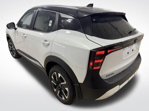 Aspen White Tricoat/Super Black 2026 Nissan Kicks SV