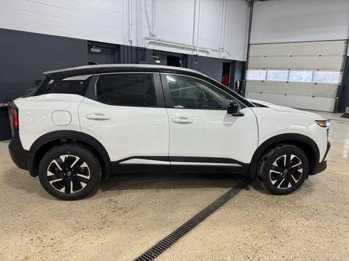 Aspen White Tricoat/Super Black 2026 Nissan Kicks SV