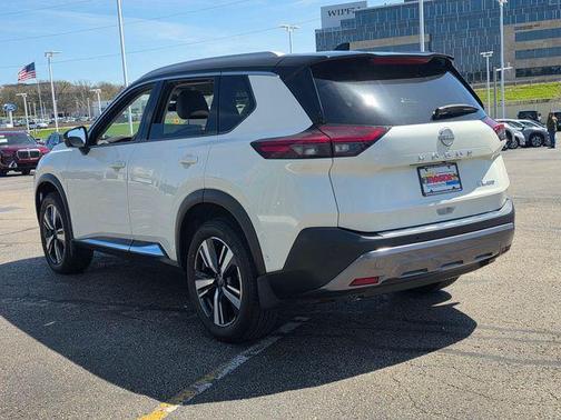Pearl White Tricoat/Super Black 2023 Nissan Rogue SL