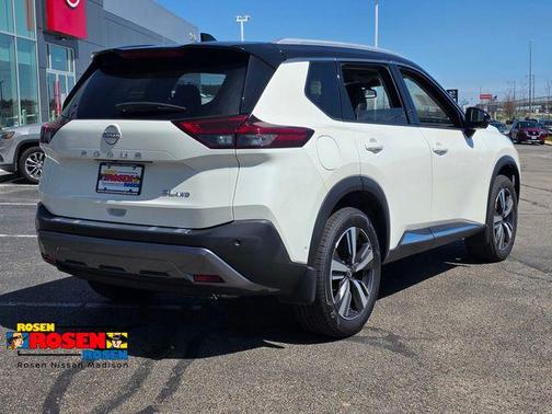Pearl White Tricoat/Super Black 2023 Nissan Rogue SL