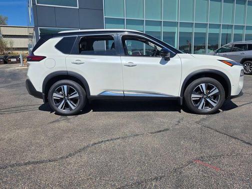 Pearl White Tricoat/Super Black 2023 Nissan Rogue SL