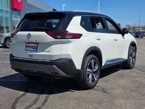 Pearl White Tricoat/Super Black 2023 Nissan Rogue SL